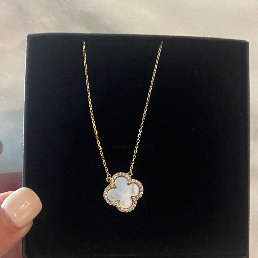 Elegant Gold and White Clover Pendant Necklace